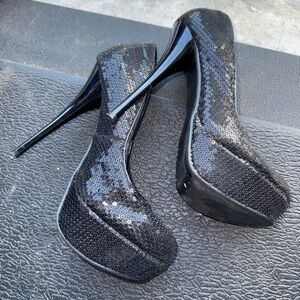 2B BEBE size 7 black sparkly heels in fair condition